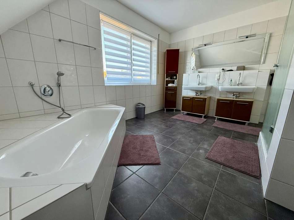 Bad mit Wanne und Dusche