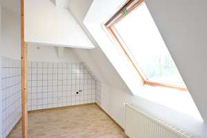 Charmante 3,5-Zimmer-Maisonette-Dachgeschosswohnung in ruhiger Lage von Bochum-Wiemelhausen – Memeler Str. 7, 44789 Wiemelhausen, Bochum – Vorschaubild 4