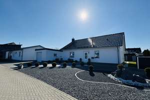 Ebenerdig wohnen in Stralsund – Moderner Bungalow mit Terrasse, Kamin und Garage – Die vollständige Adresse der Immobilie erhältst du vom Anbieter., 18439 Süd, Stralsund – Vorschaubild 1