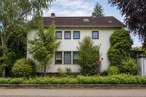 Ansprechendes & solides Ein- bis Zweifamilienhaus auf einem Eckgrundstück in bester Lage
