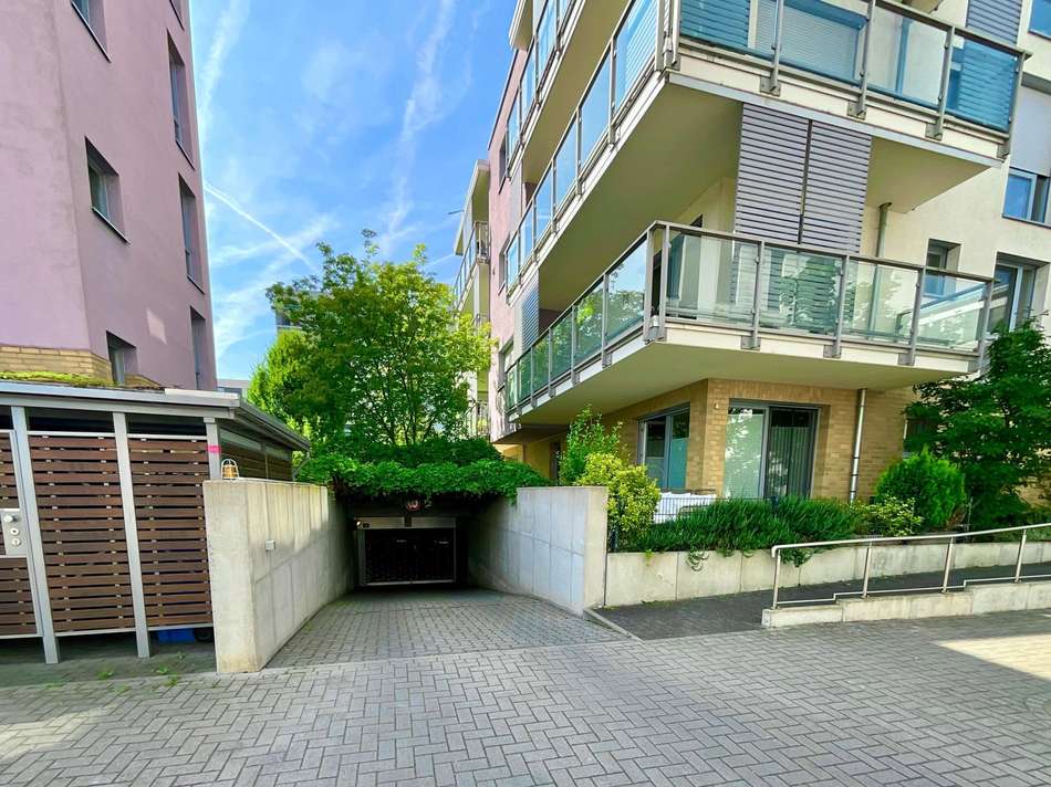 Tiefgarageneinfahrt direkt im 