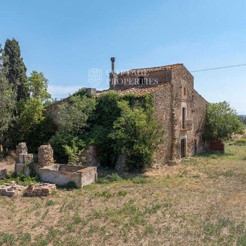 Zu renovierendes Bauernhaus zum Verkauf in Casavells, Baix Empordà, Girona