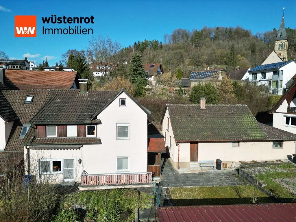 Immobilie in Sulzbach-Laufen - Wohnhaus im Ortskern mit zwei Wohnungen und großem Nebengebäude - Bild 0