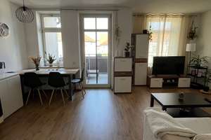 2-Zi-Whg in Schönefeld: saniert, möbliert, mit Balkon und Aufzug