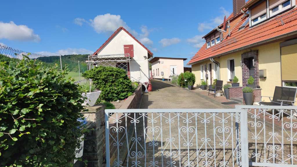 Immobilie in Nörten-Hardenberg - Tolles 2-3 Familienhaus mit tollem Ausblick zur Burg Hardenberg - Bild 2