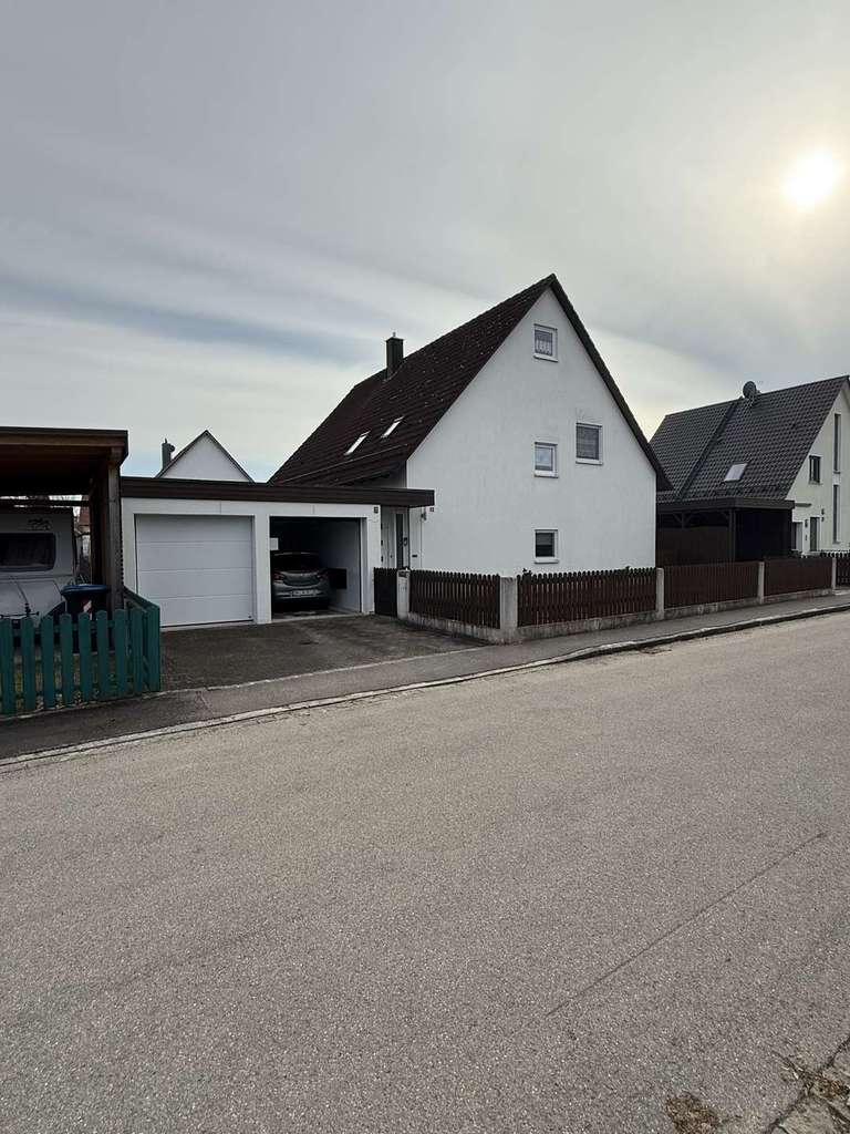 Immobilie in Bobingen - viel Platz für viele Möglichkeiten - großzügiges EFH mit DG und Carport - Bild 2