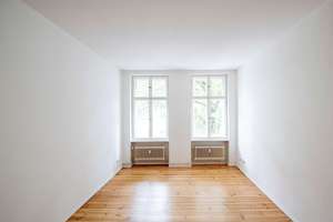 Endlich Ihre eigene: 2-Zimmer-Altbauwohnung mit Balkon in der Weserstraße, bezugsfrei!