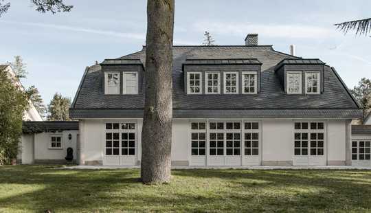Bild von Imposante Villa im französischen Stil mit separatem Gästetrakt, Spa, 3 Kaminen und Parkgrundstück
