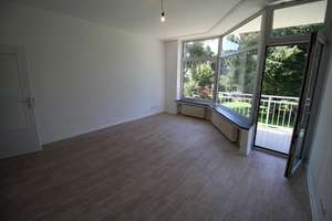 ZOO/DÜSSELTAL EXKLUSIV RENOVIERT BALKON INS GRÜNE SEP. KÜCHE LAMINAT MODERNES DUSCHBAD HOCHPARTERRE – Heinrichstraße 60A, 40239 Düsseltal, Düsseldorf – Vorschaubild 4