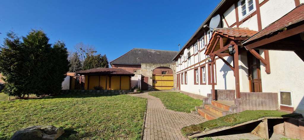 Immobilie in Wefensleben - Hier passt das ganze Leben rein - Großz��giges Wohnhaus mit Halle und Ausbaupotenzial - Bild 1