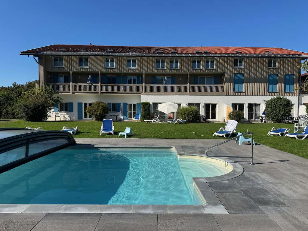 Immobilie in Übersee - Chiemsee-Traum: Sonnige Gartenwohnung mit Pool & Sauna - Bild 1