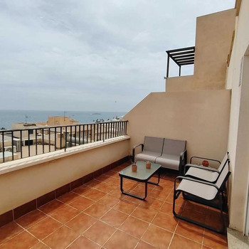 FANTASTISCHE WOHNUNG MIT TERRASSE UND MEERBLICK