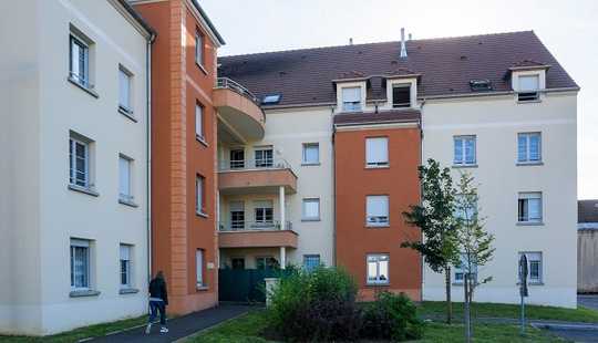 Bild von Dreifamilienhaus und 2 Garagen