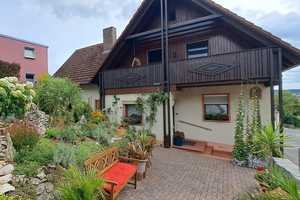 Charmantes Ein-/Zweifamilienhaus mit idyllischem Garten, Doppelgarage und vielseitigen Nebengebäuden – Bayreuth (Kreis) – Vorschaubild 1
