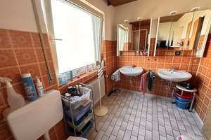 Ideal für große Familien:
2 ½-FAMILIENWOHNHAUS
MIT GARTEN UND 3 GARAGEN – Die vollständige Adresse der Immobilie erhältst du vom Anbieter., 74523 Schwäbisch Hall – Vorschaubild 11