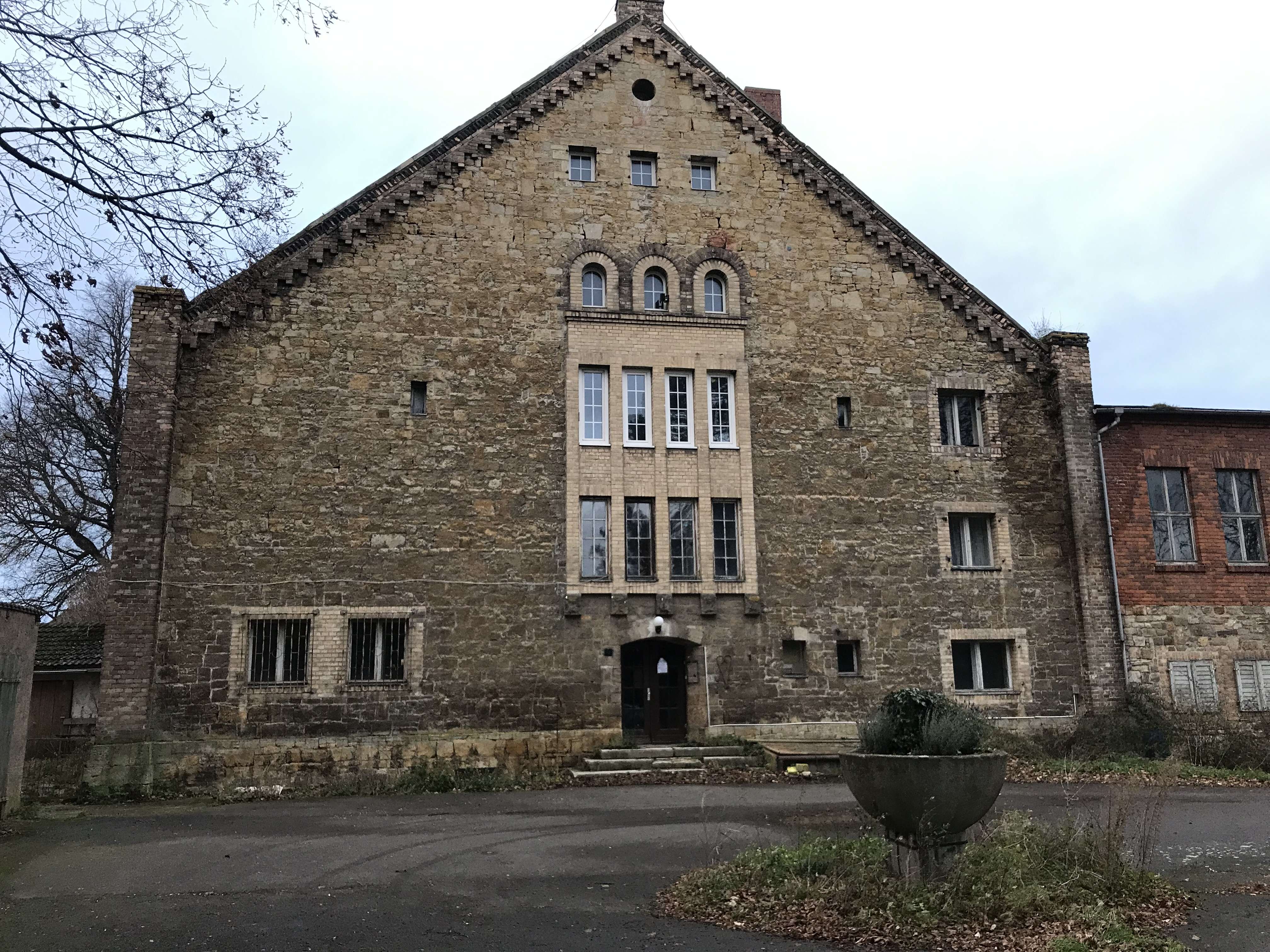 alter Gutshof mit Wohn- und Lagerräumen und Garagen, Saalekreis – Bild 2