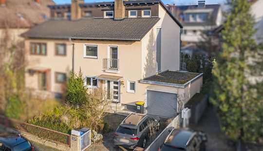 Bild von Attraktive Doppelhaushälfte mit besonderer Split-Level-Architektur in Mörfelden