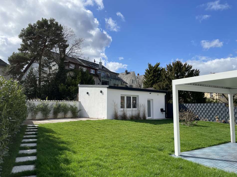 Garten mit Gästehaus