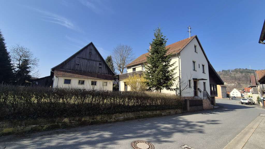 Immobilie in Marktrodach - Großzügiges Wohnhaus mit großer Scheune, Garagen und Garten - Bild 0