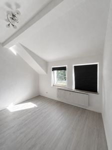 1-Zimmer-Dachgeschosswohnung mit Einbauküche in Solingen | 33 m²