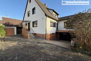 Gepflegtes Zweifamilienhaus mit großem Garten + Wintergarten und drei Garagen-Stellplätzen