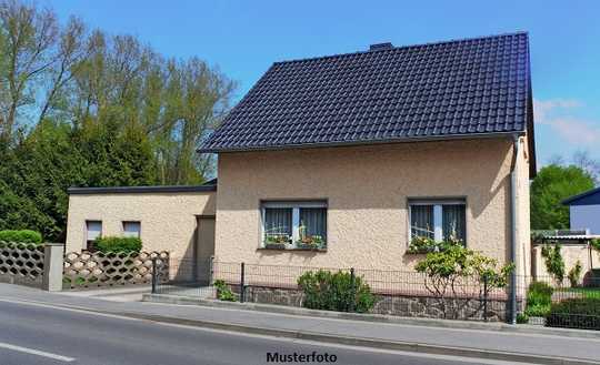 Freistehendes Einfamilienhaus, Garten, Garage