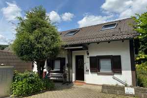 Freistehendes Einfamilienhaus mit Einliegerwohnung, Garage und Garten am Rande des Briller Viertels! – Wuppertal – Vorschaubild 1