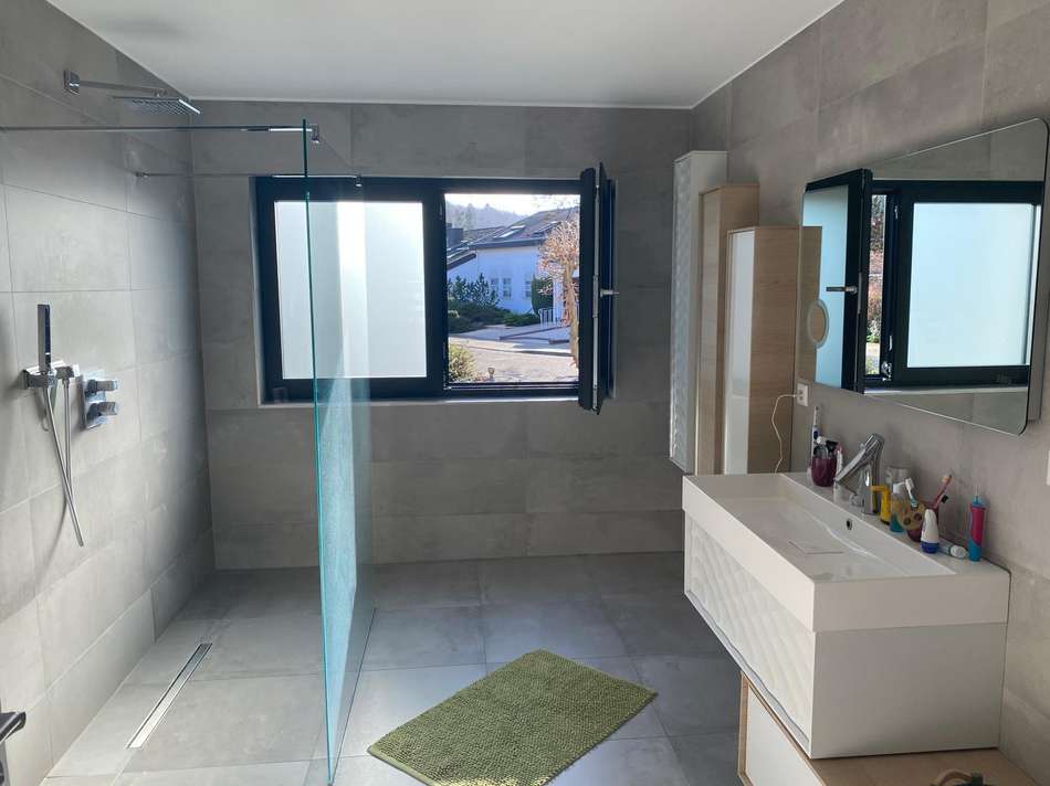 EG Bad mit bodentiefer Dusche