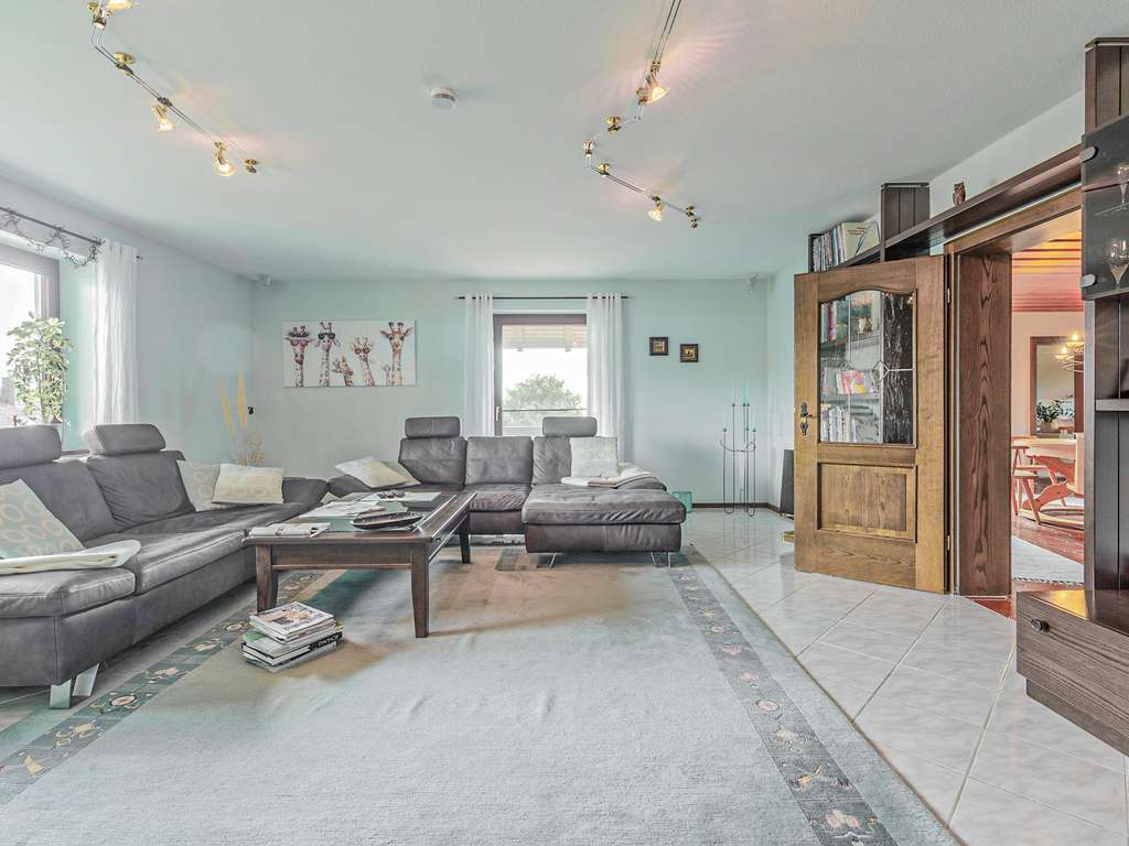 Immobilie in Greifenberg - LANDHAUS MIT HOCHWERTIGER SOLARTECHNIK, POOL UND BLICK INS GRÜNE - Bild 4