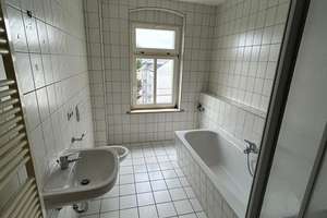 Am Park! Großzügige 3-Zi. mit Aufzug,  Laminat, Wanne und Dusche! EBK mgl. – Theodor-Körner-Platz 14, 9130 Sonnenberg, Chemnitz – Vorschaubild 1