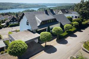 / Wohnen mit Panorama-Seeblick: Exklusives Einfamilienhaus mit Gartenwohnung am Sorpesee