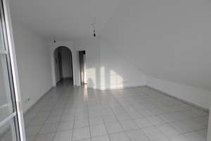 Attraktive, frisch sanierte 2-Zimmer-Dachgeschosswohnung mit Balkon, Garage und Einbauküche – Seligenstäder Str. 21, 63322 Rödermark – Vorschaubild 4