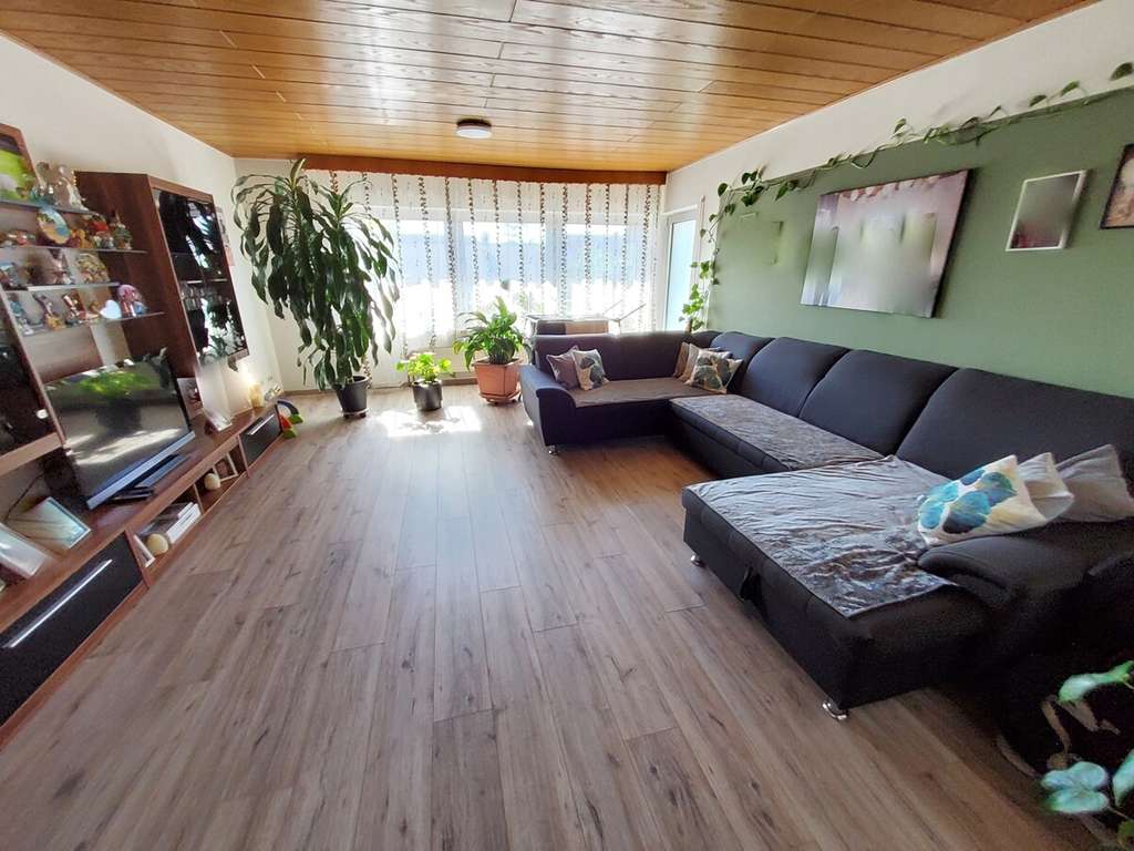 Immobilie in Breisach am Rhein - MFH (Doppelhaushälfte) mit 5 Wohnungen und Doppelgarage in Breisach-Niederrimsingen - Bild 1