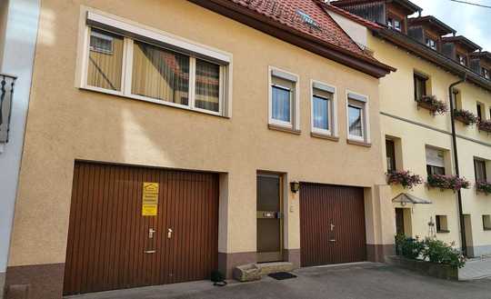 Gepflegtes Reihenmittelhaus mit großem Garten und zwei Garagen – viel Raum für Ihre Ideen