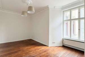 Rechts Görli, links Maybachufer: Bezugsfrei | 1-Zimmer | Stuck | Dielen – Die vollständige Adresse der Immobilie erhältst du vom Anbieter., 10999 Kreuzberg, Berlin – Vorschaubild 2