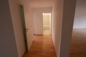 Hochwertig renovierte 3 Zi. Wohnung mit Küche, Luxusbad + sep. WC, nahe der U-Bahn, ruhig, Südaus.! – Treitschkestr. 9, 80992 Alt-Moosach, München – Vorschaubild 15
