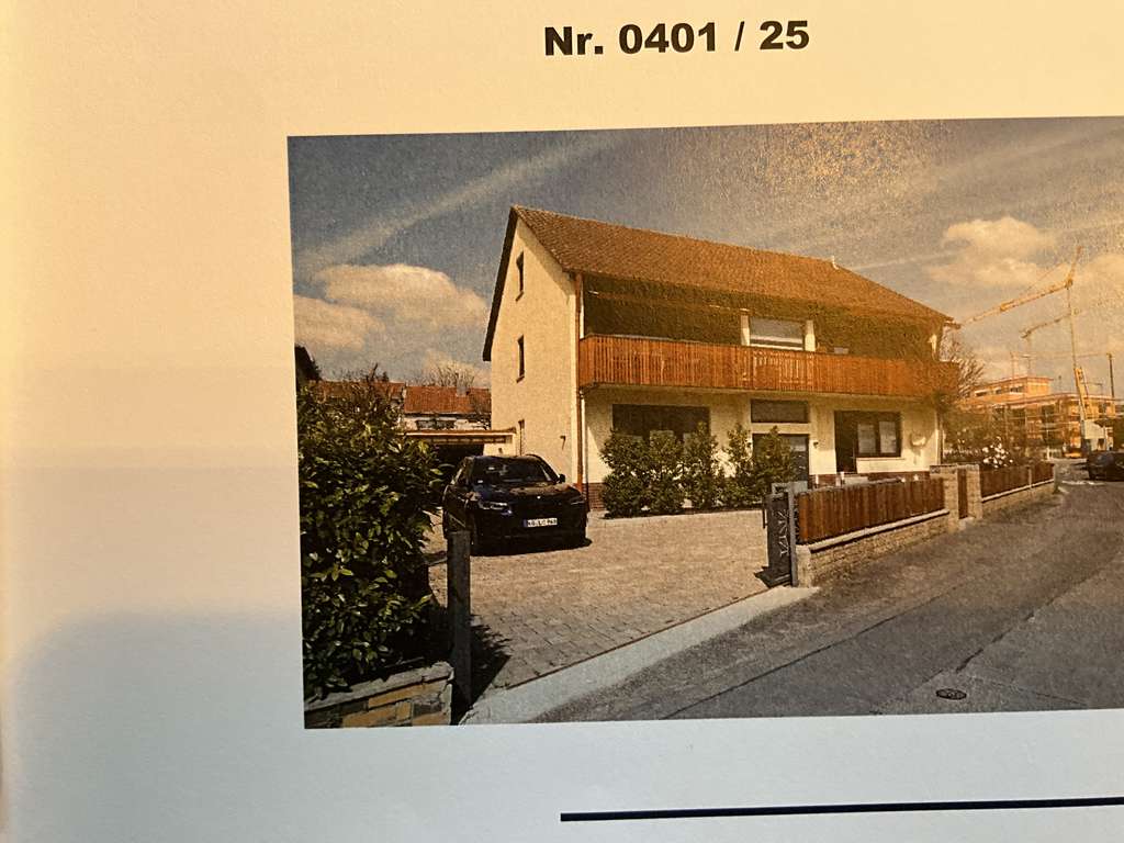 Großzügiges Haus mit 10 Zimmern in Würzburg-Lengfeld. Hallenbad.(8x4) im Keller.