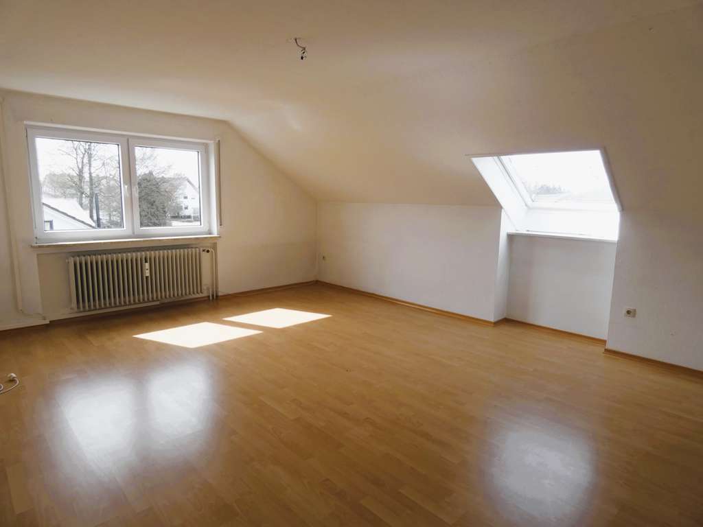 Immobilie in Roggenburg - DG Wohnung Roggenburg, schöne Ortsrandlage, 3 Zi , kleine Anlage mit 6 WE + 2 eigene Stellplätze - Bild 4