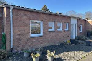 frei, gepflegter Reihenmittelbungalow mit Garage in Einfamilienhauswohnlage.