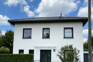 Exklusive Stadtvilla mit Garage und großzügigem Garten in Falkensee
