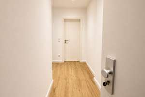Stilvolle Altbauwohnung nach Kernsanierung - 2,5 Zimmer mit hohen Decken in zentraler Lage – Alter deutscher Ring 35, 47799 Stadtmitte, Krefeld – Vorschaubild 1