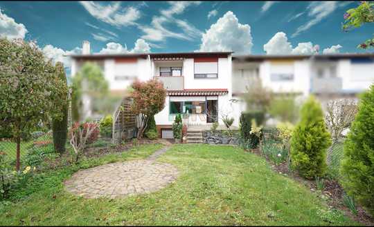Reihenmittelhaus mit Garten und zwei Garagen in Landau