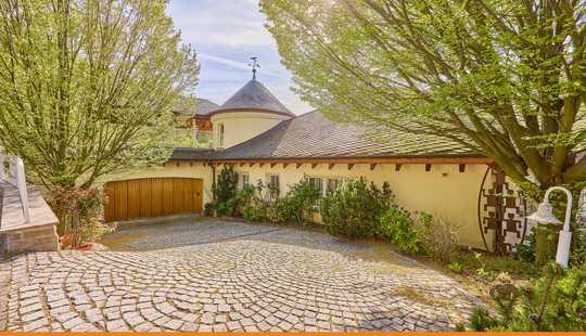 Bild von Luxus mit Handschrift – Architektenvilla mit Spa und Panoramablick