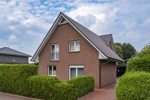 Traumhaftes Familienhaus mit Einliegerwohnung, Wintergarten, Doppelcarport, PV-Anlage, u.v.m. – Die vollständige Adresse der Immobilie erhältst du vom Anbieter., 26676 Barßel – Vorschaubild 1