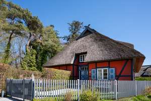 Hochwertiges Büdnerhaus in direkter Boddenlage  – Die vollständige Adresse der Immobilie erhältst du vom Anbieter., 18375 Born am Darß – Vorschaubild 1