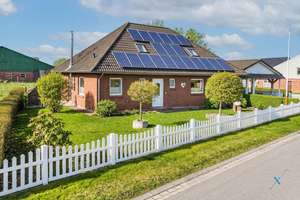 Ihr neues Zuhause im Grünen – Einfamilienhaus mit fünf Zimmern und großem Garten – Die vollständige Adresse der Immobilie erhältst du vom Anbieter., 25855 Haselund – Vorschaubild 1