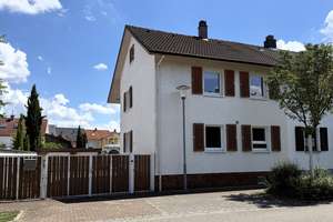Traumhaft! Renovierungsbed. EFH mit Swimmingpool, 2 Bädern, Garagen, Nebengebäuden + tollem Garten