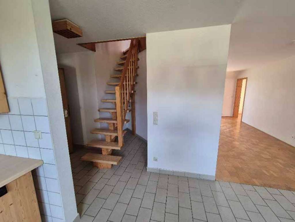 Immobilie in Neuendettelsau - Lichtdurchflutete DG-Wohnung mit Südbalkon & großzügigem Studio - Bild 4