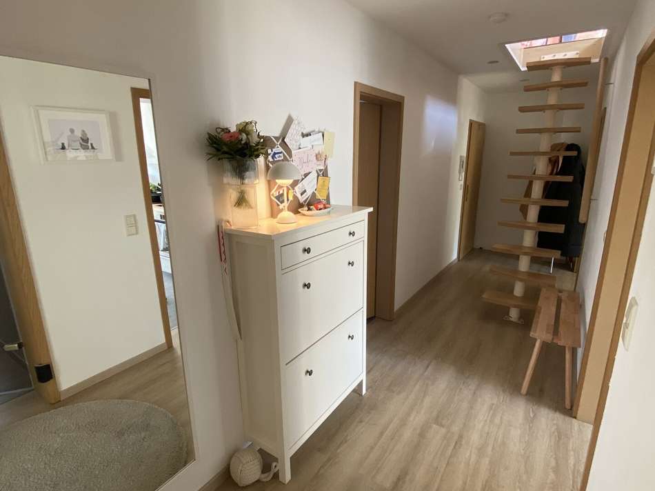 Flur mit Treppe zum DG