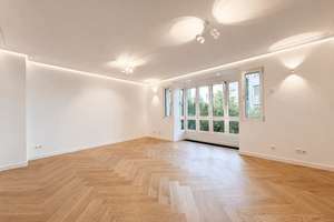Maximilianstraße vor der Tür, Ruhe im Innenhof – hochwertig renovierte 2-Zimmer-Wohnung